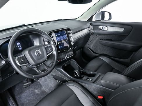 Certified 2025 Volvo XC40 B5 Core image 6