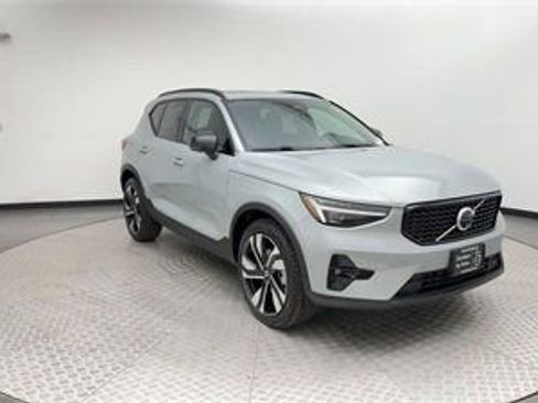 Certified 2025 Volvo XC40 B5 Plus w/ Protection Package Premier image 8