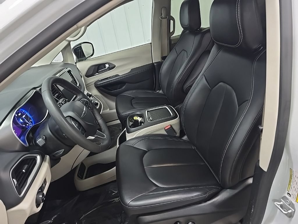 Used 2024 Chrysler Pacifica Touring-L FWD image 29