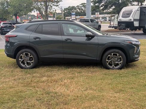 Used 2025 Chevrolet Trax LT FWD image 3