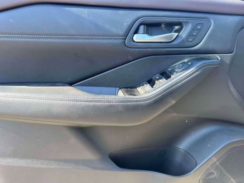 Used 2023 Nissan Rogue SL w/ SL Premium Package image 18