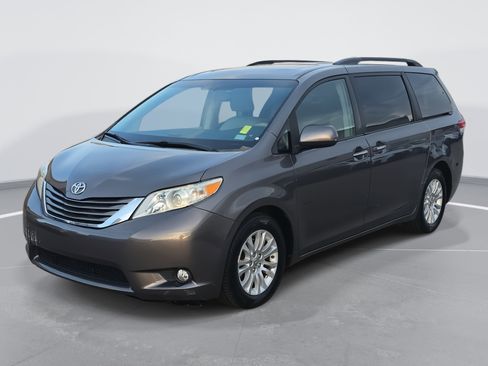 Used 2011 Toyota Sienna XLE image 1