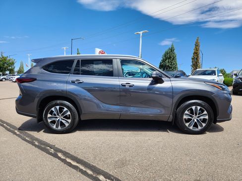 Used 2025 Toyota Highlander XLE AWD/4WD image 2