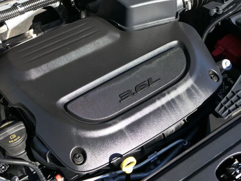 Used 2023 Chrysler Pacifica Touring-L image 28