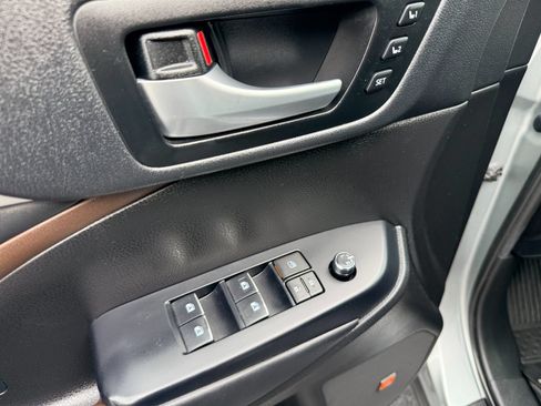 Used 2019 Toyota Highlander Limited AWD/4WD image 24