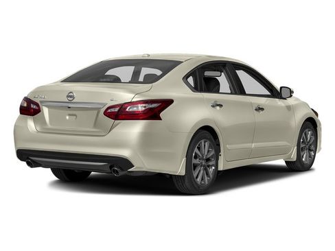 Used 2016 Nissan Altima 2.5 SL w/ 2.5 Technology Package FWD image 3