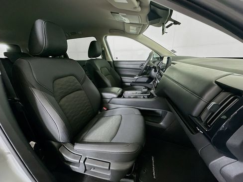 Used 2025 Nissan Pathfinder SV FWD image 33