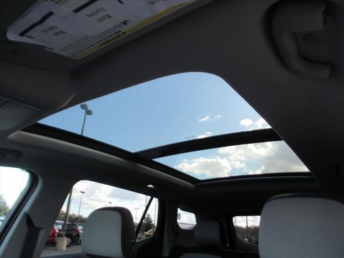 Used 2023 GMC Terrain SLE w/ Driver Convenience Package image 27