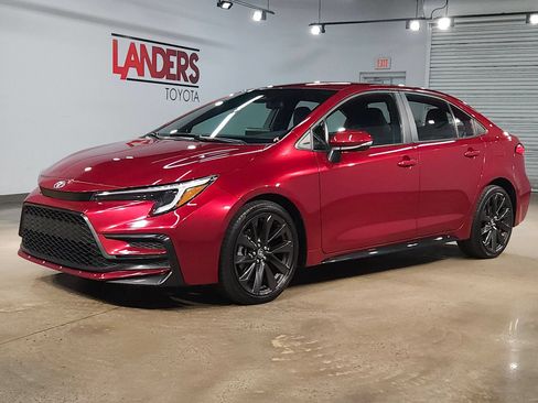 Used 2025 Toyota Corolla SE FWD image 3