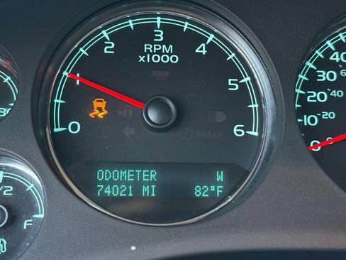 Used 2014 GMC Yukon XL Denali image 16