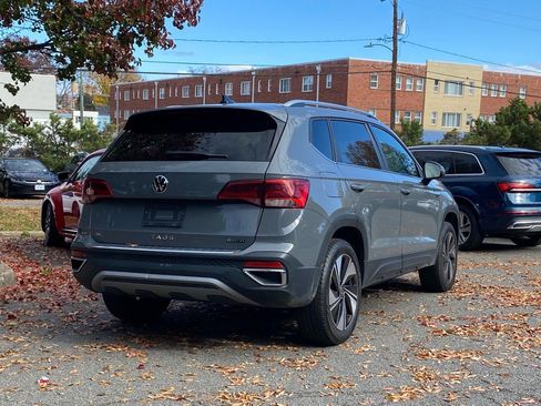 Certified 2023 Volkswagen Taos SE w/ Panoramic Sunroof Package image 3