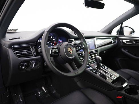 Certified 2025 Porsche Macan image 4