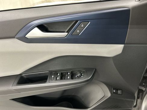 Certified 2023 Volkswagen Taos SE w/ Black Wheel Package image 11