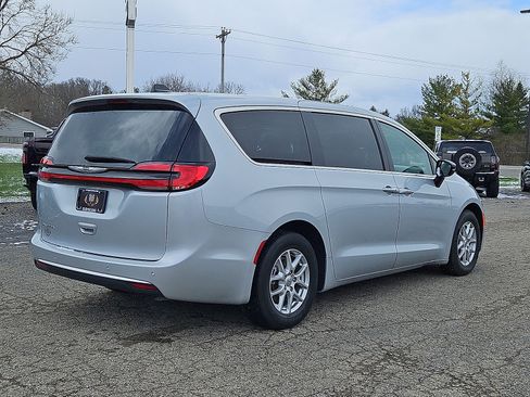 Used 2024 Chrysler Pacifica Touring-L FWD image 25