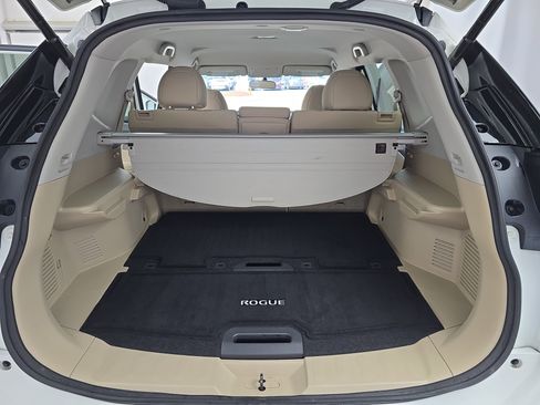 Used 2017 Nissan Rogue SV w/ SV Premium Package image 12