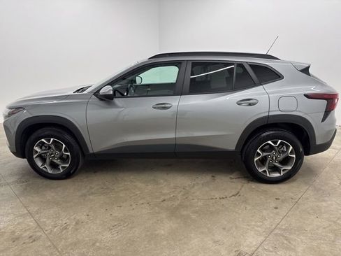 Used 2024 Chevrolet Trax LT w/ Driver Confidence Package FWD image 8