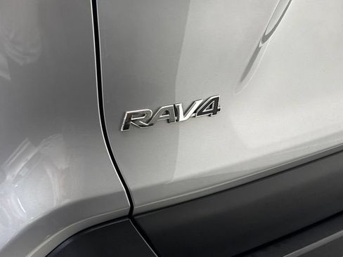 Used 2021 Toyota RAV4 XLE FWD image 7
