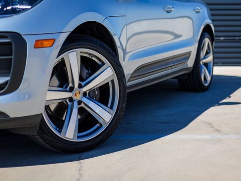 Certified 2025 Porsche Macan image 12