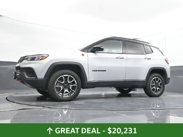 Used 2025 Jeep Compass Trailhawk AWD/4WD image 49