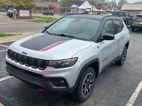 Used 2025 Jeep Compass Trailhawk AWD/4WD image 1