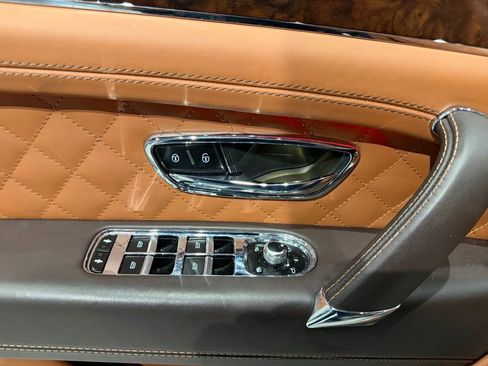 Used 2018 Bentley Bentayga AWD/4WD image 29