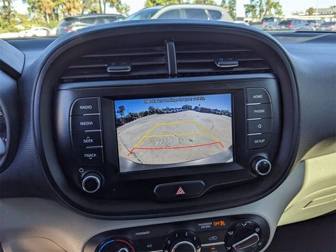 Used 2020 Kia Soul LX image 24