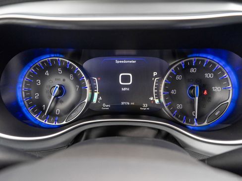 Used 2025 Chrysler Pacifica Limited FWD image 12