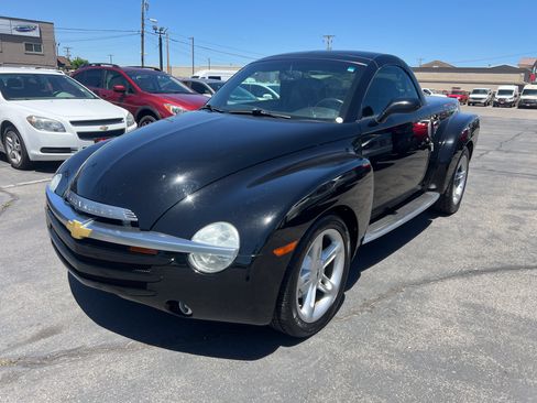 Used 2006 Chevrolet SSR w/ Preferred Equipment Group RWD image 2