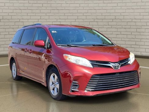 Used 2020 Toyota Sienna LE w/ Carpet Mat Package FWD image 3