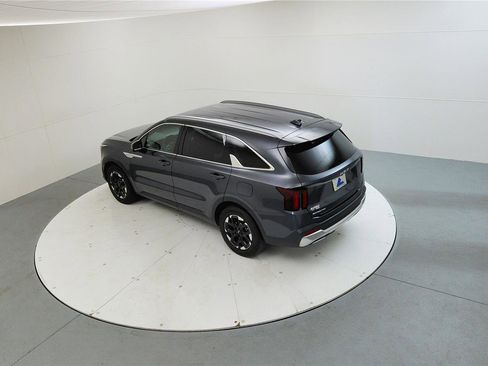 Used 2024 Kia Sorento S image 14