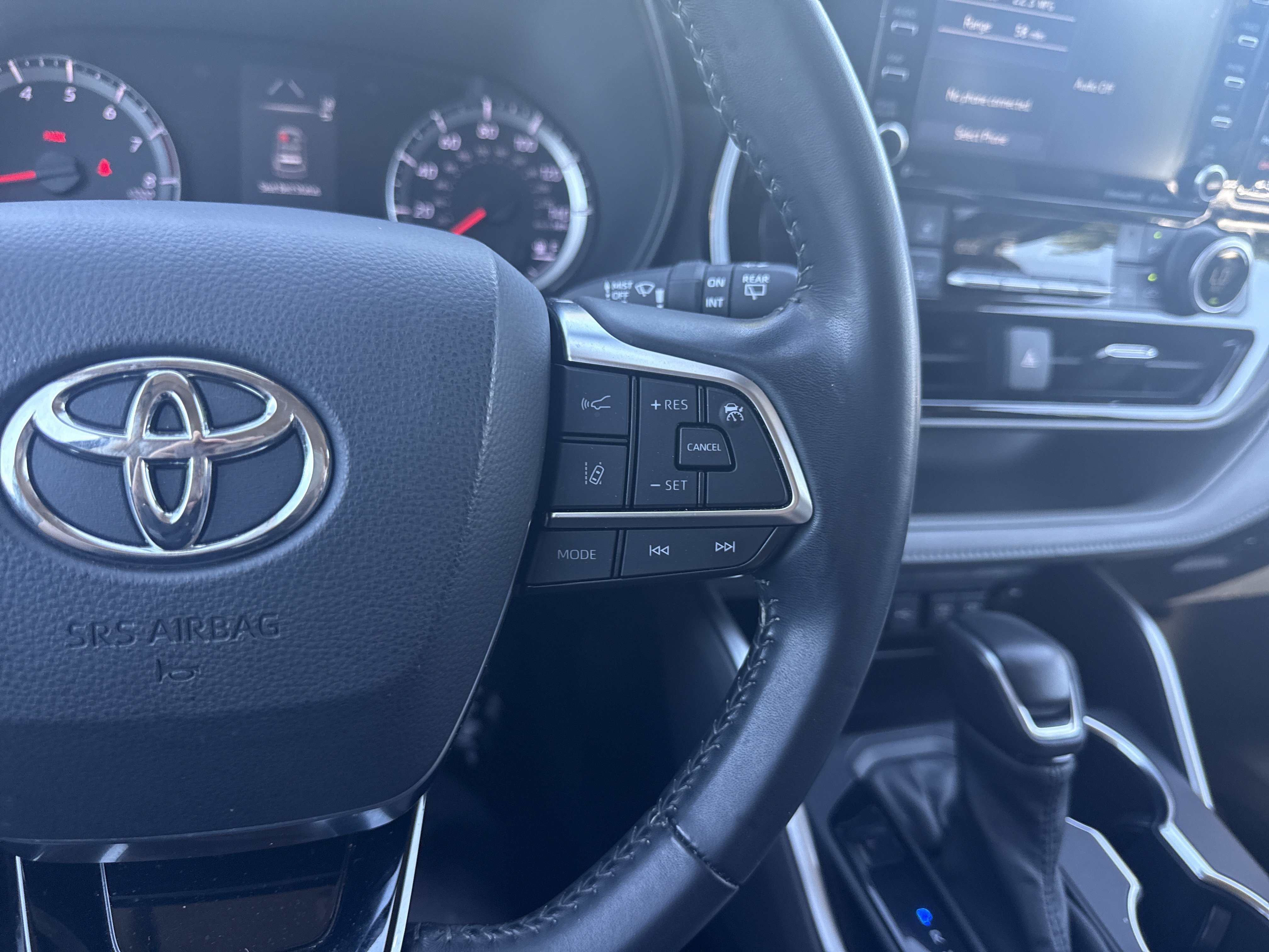 Used 2021 Toyota Highlander LE FWD image 3