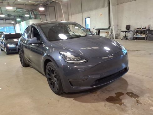 Used 2023 Tesla Model Y Long Range AWD/4WD image 2
