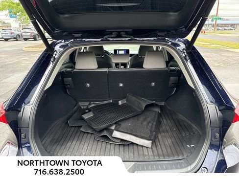 Used 2023 Toyota Venza LE image 9