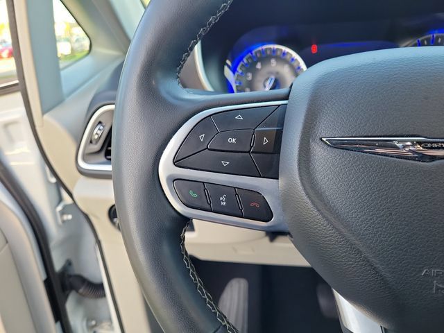 Used 2024 Chrysler Pacifica Touring-L FWD image 22