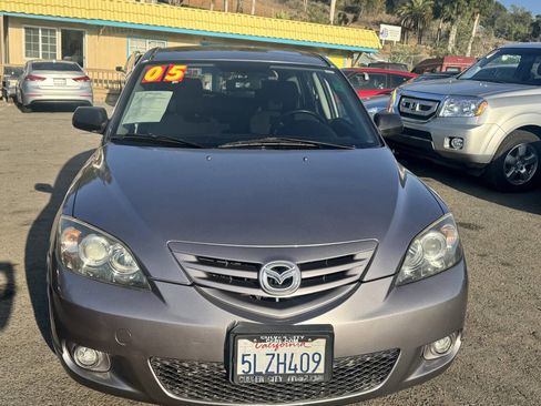 Used 2005 MAZDA MAZDA3 s w/ Moonroof & 6-CD Pkg image 2