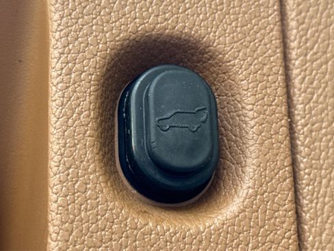 Used 2017 Cadillac Escalade Platinum RWD image 37