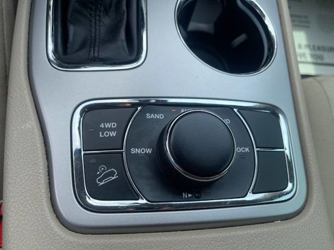 Used 2019 Jeep Grand Cherokee Laredo AWD/4WD image 19