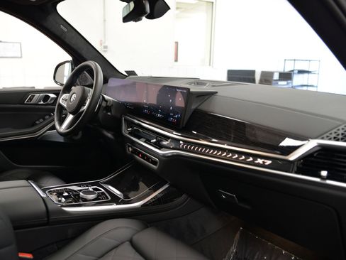 Certified 2025 BMW X7 xDrive40i w/ M Sport Package image 18