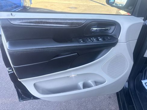 Used 2018 Dodge Grand Caravan SE w/ UConnect Hands-Free Group image 17