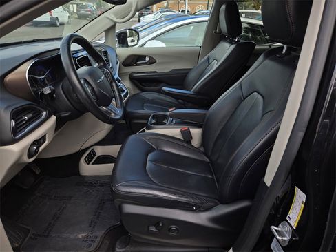 Used 2017 Chrysler Pacifica Touring-L Plus w/ Advanced Safetytec Group image 20