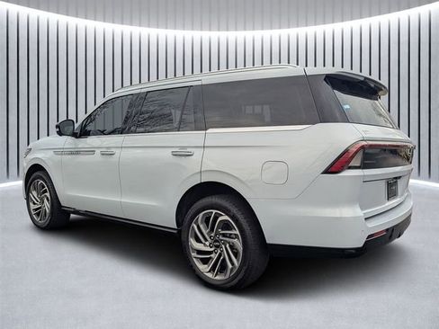 New 2026 Lincoln Navigator Reserve image 5