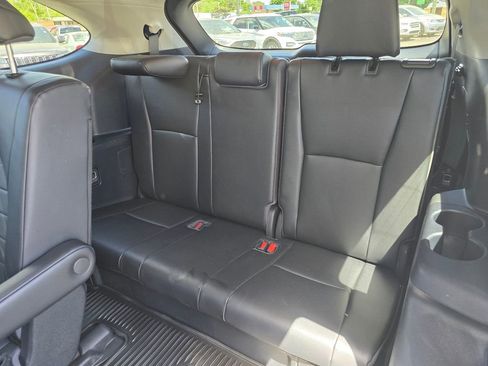 Used 2023 Toyota Highlander XLE FWD image 11
