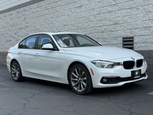 Used 2018 BMW 320i xDrive Sedan w/ Convenience Package AWD/4WD image 17