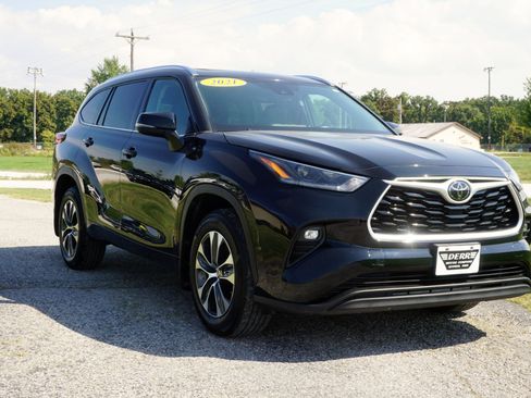 Used 2021 Toyota Highlander XLE image 4
