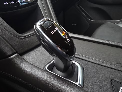 Used 2018 Cadillac XT5 Platinum w/ Driver Assist Package image 32