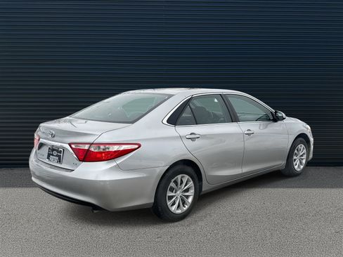 Used 2017 Toyota Camry LE image 5