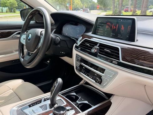 Used 2022 BMW 750i xDrive w/ Executive Package AWD/4WD image 22