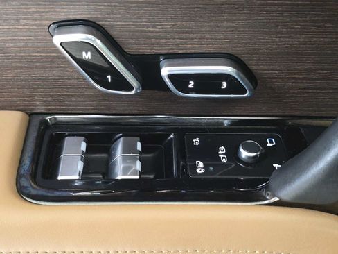 Used 2024 Land Rover Range Rover Sport SE AWD/4WD image 23