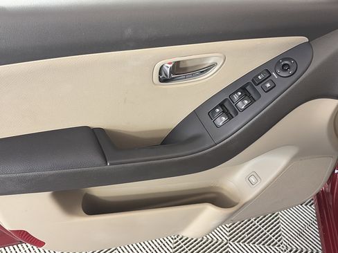 Used 2010 Hyundai Elantra GLS FWD image 11