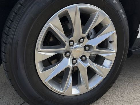 Used 2023 Chevrolet Suburban Premier image 9